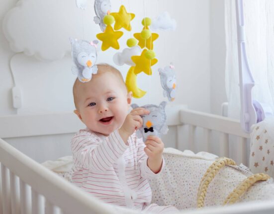 Baby mit Mobile