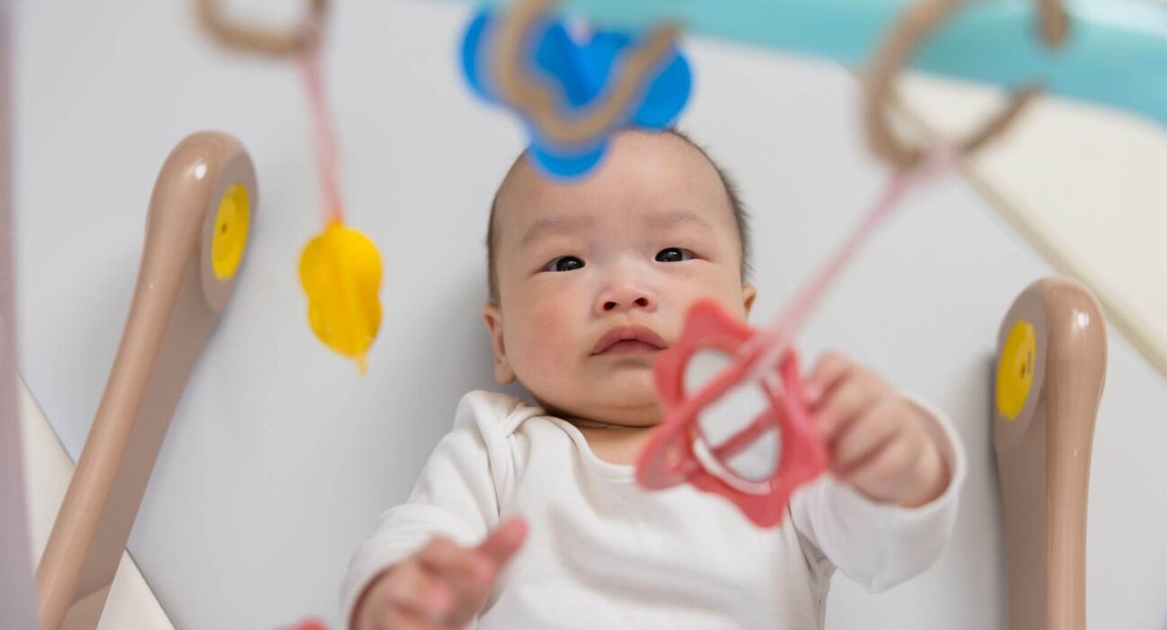 Baby mit Mobile