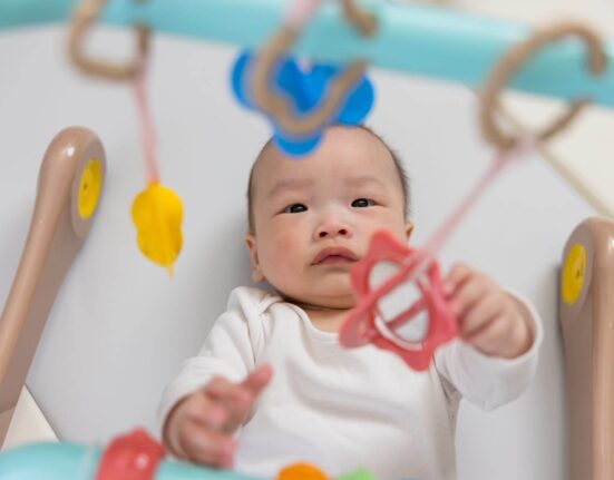 Baby mit Mobile