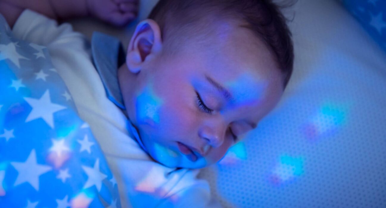 Baby schläft im blauen Licht