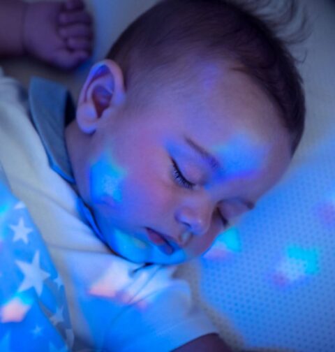 Baby schläft im blauen Licht