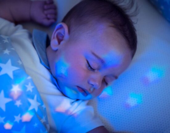 Baby schläft im blauen Licht