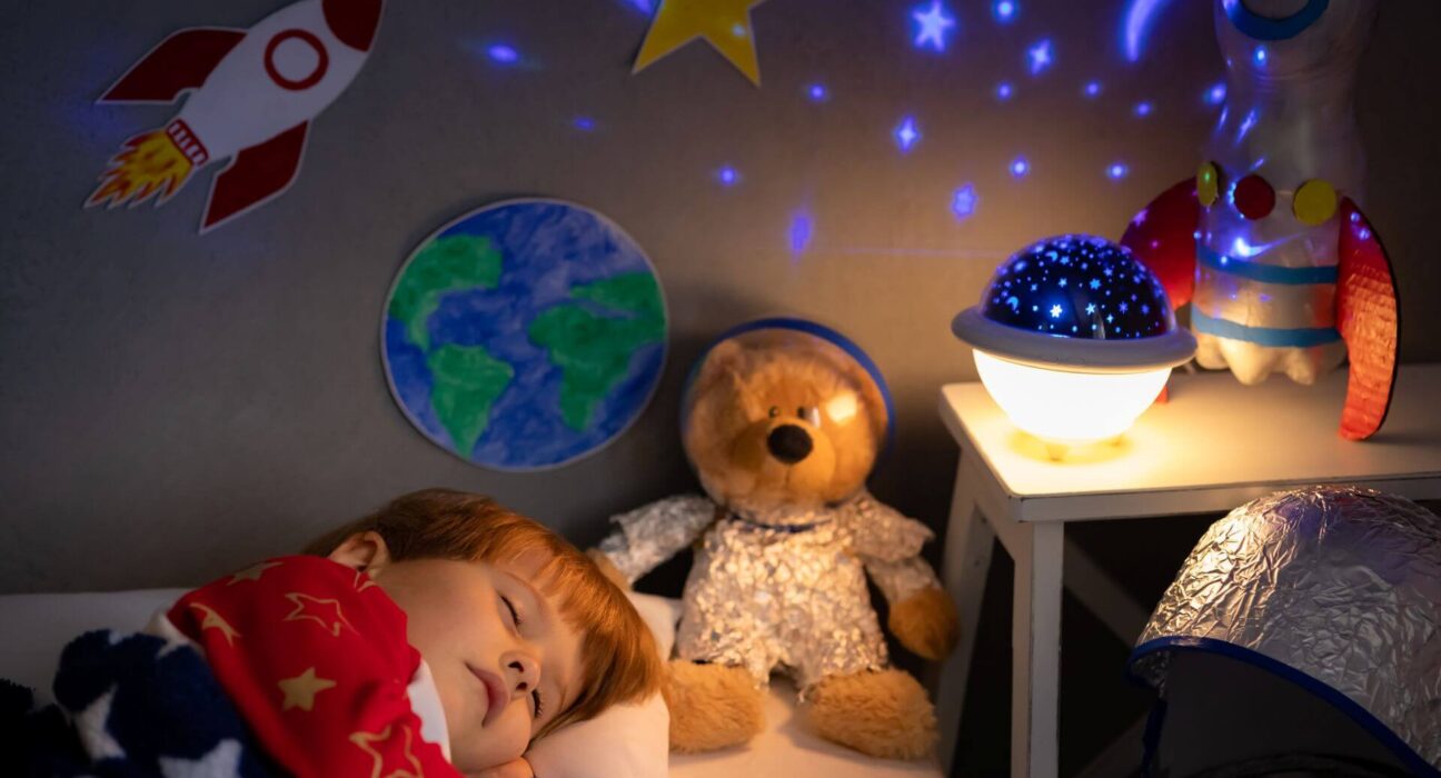 Kind schläft mit Nachtlicht