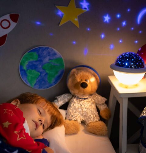 Kind schläft mit Nachtlicht