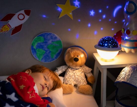 Kind schläft mit Nachtlicht