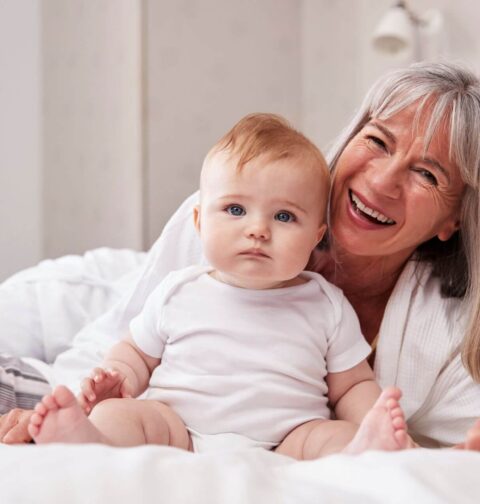 Oma hält Baby