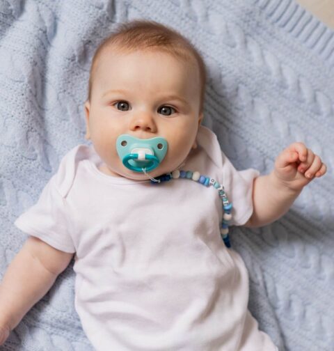 Baby mit Schnuller