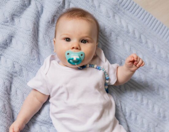 Baby mit Schnuller