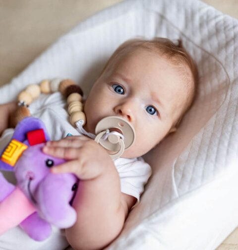 Baby mit Schnuller