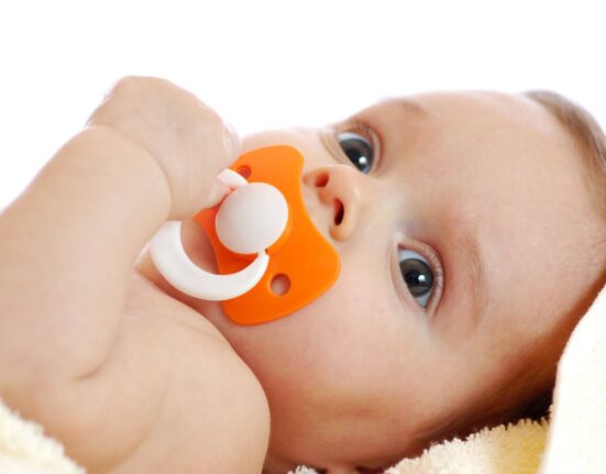 Baby mit Schnuller