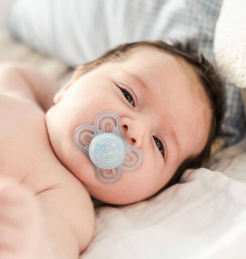 Baby mit Schnuller