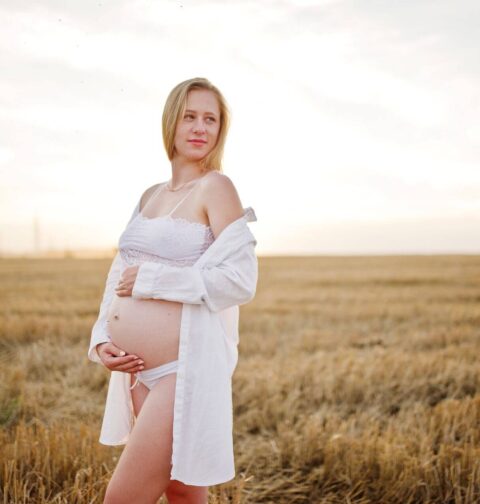 Schwangere Frau im Feld