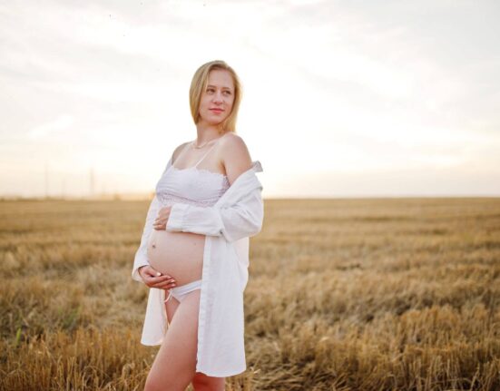 Schwangere Frau im Feld