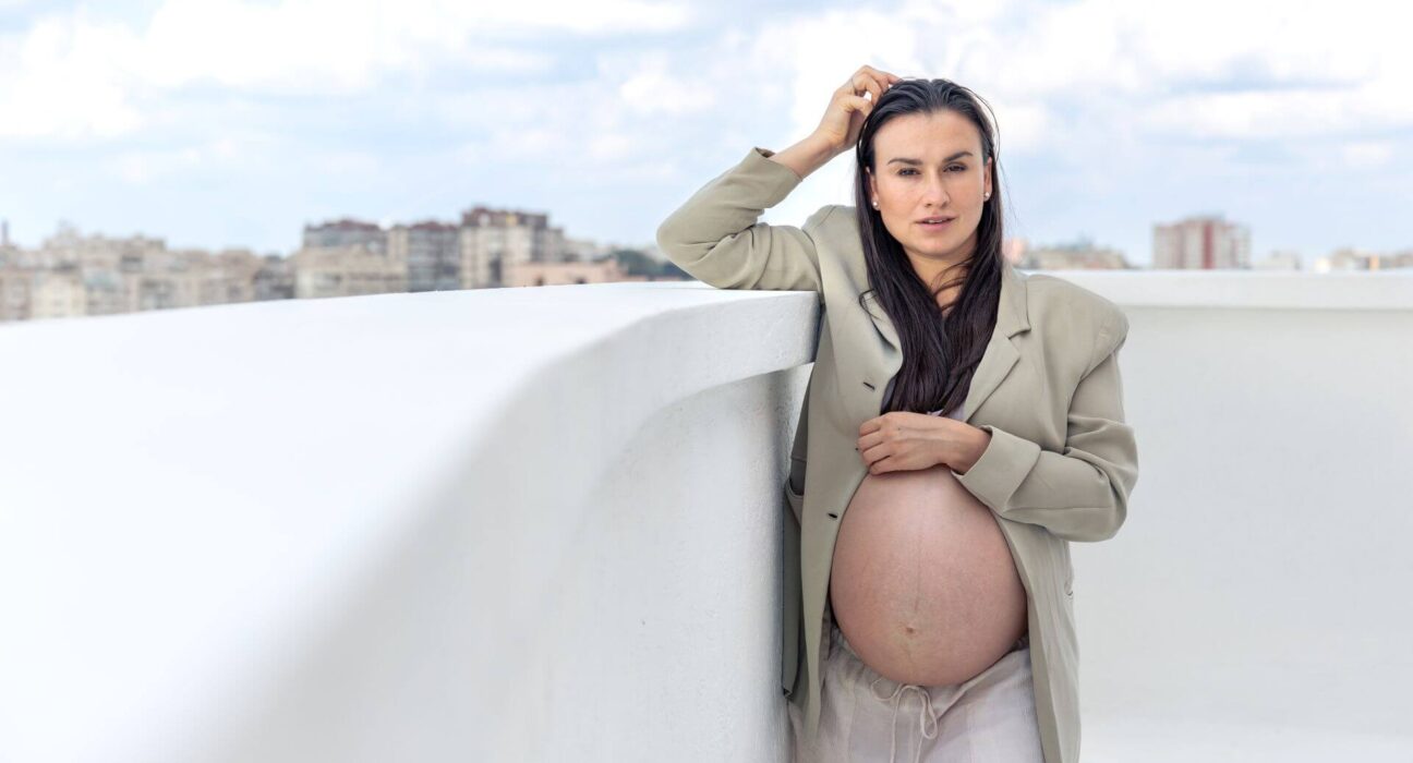 Schwangere Frau mit Business Jacke