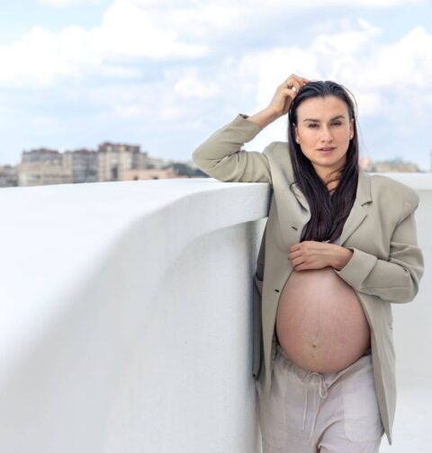 Schwangere Frau mit Business Jacke