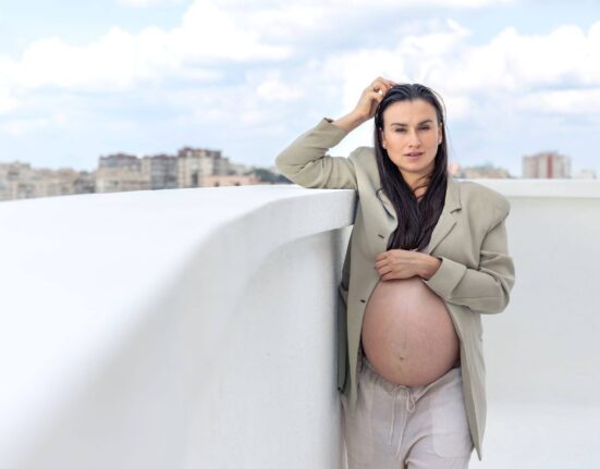 Schwangere Frau mit Business Jacke