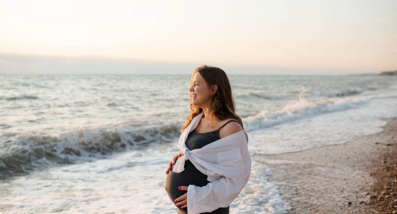Schwangere Frau am Meer