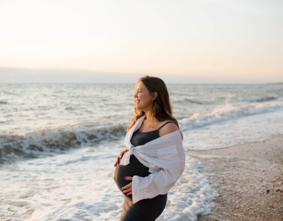 Schwangere Frau am Meer