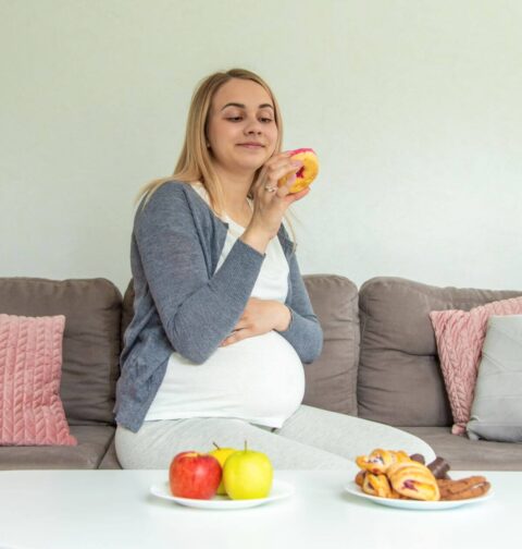 Schwangere Frau isst
