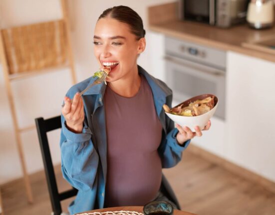 Schwangere Frau isst gesund