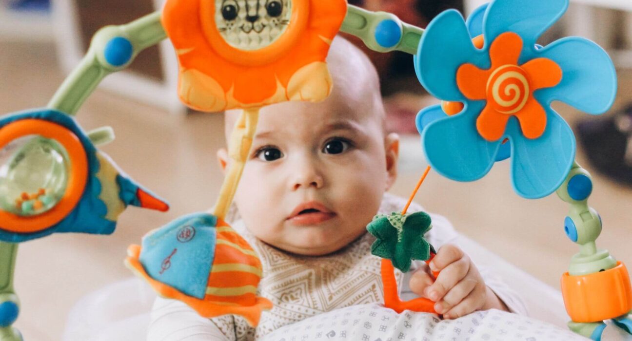 Baby mit Spielzeug
