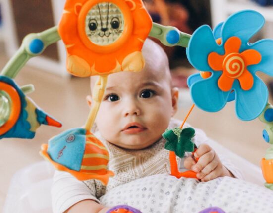 Baby mit Spielzeug