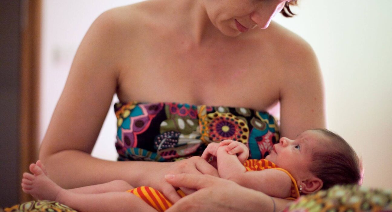 Mutter hält ihr Baby