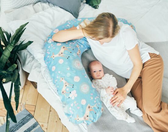 Mutter und Kind mit Stillkissen