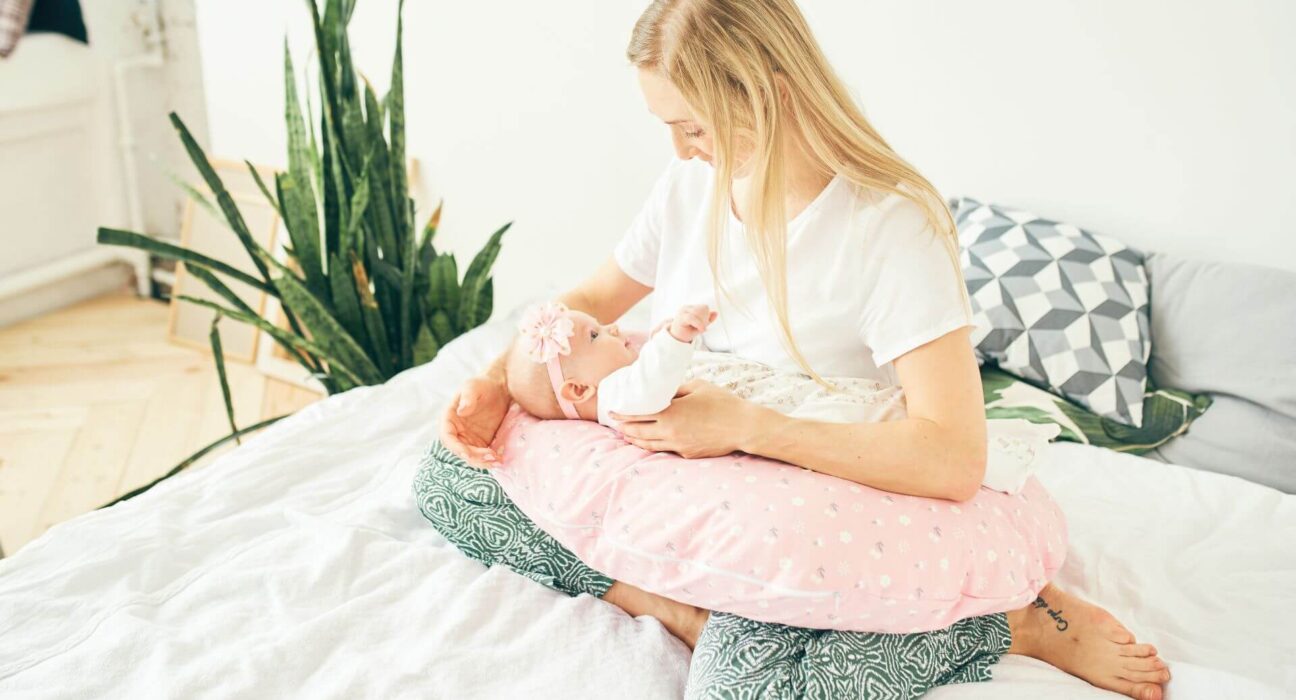 Baby und Mutter mit Stillkissen