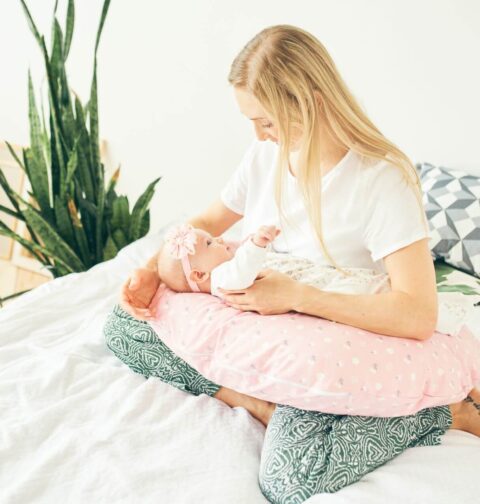 Baby und Mutter mit Stillkissen