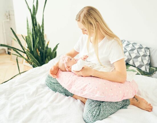 Baby und Mutter mit Stillkissen