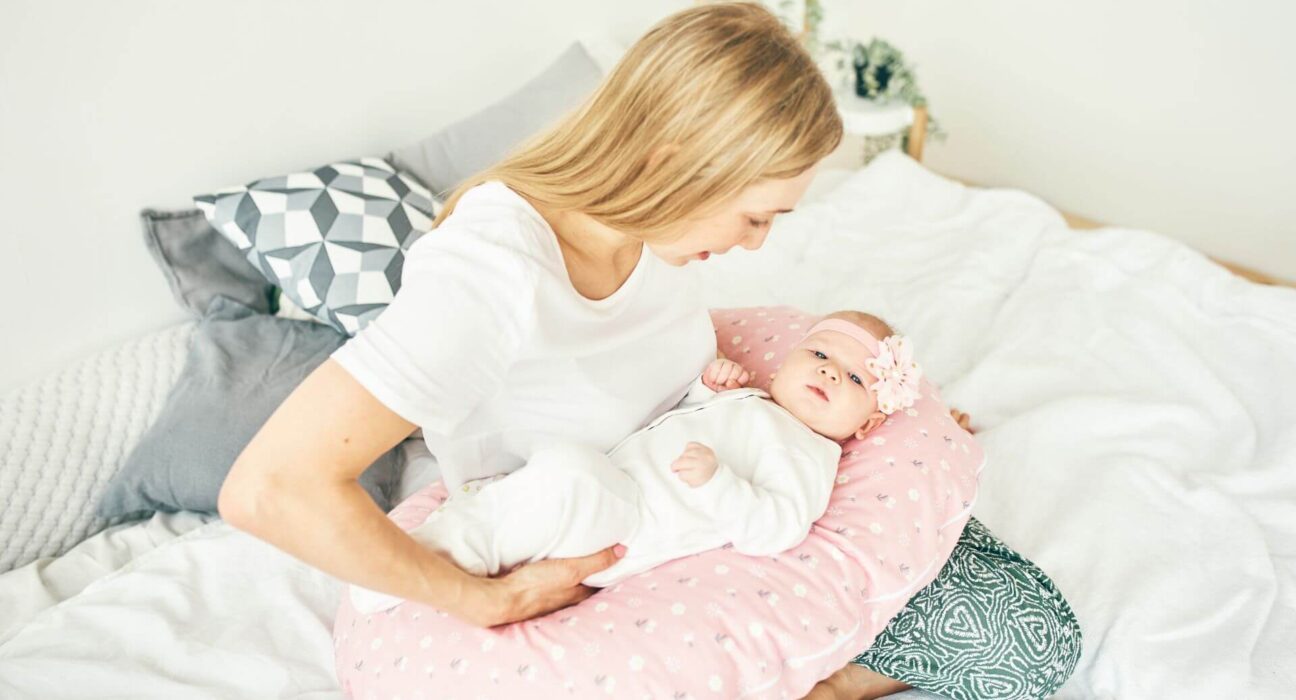 Mutter und Baby mit Stillkissen