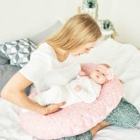 Mutter und Baby mit Stillkissen