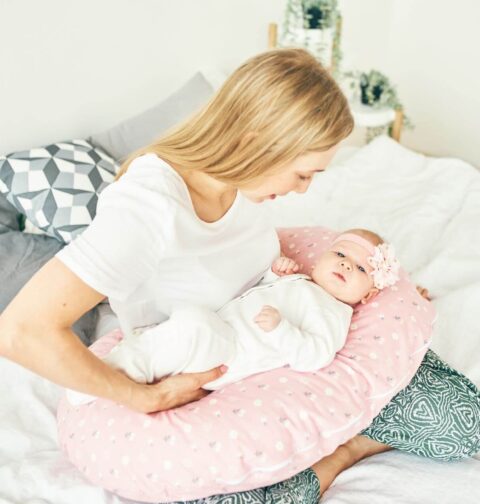 Mutter und Baby mit Stillkissen