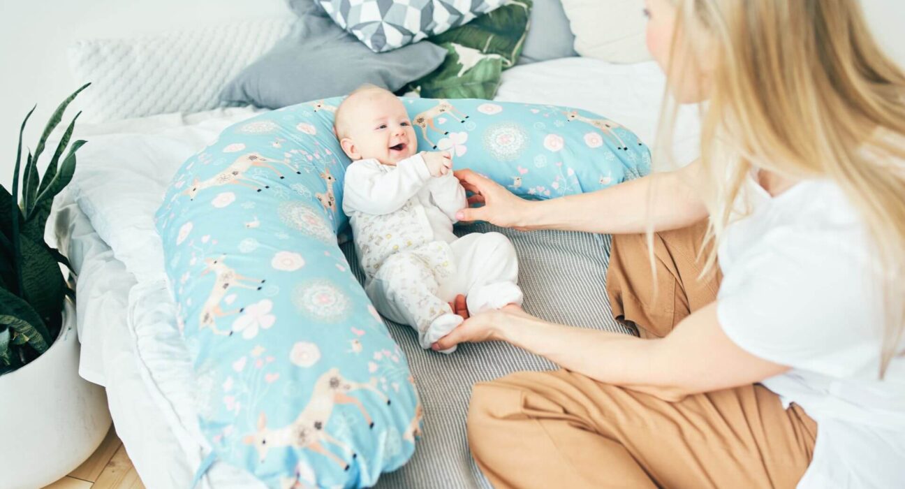 Baby und Mutter mit Stillkissen