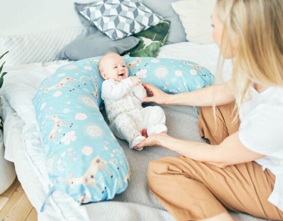 Baby und Mutter mit Stillkissen
