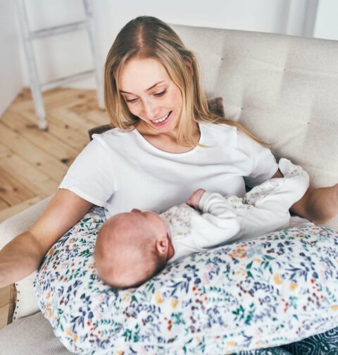 Baby und Mutter mit Stillkissen