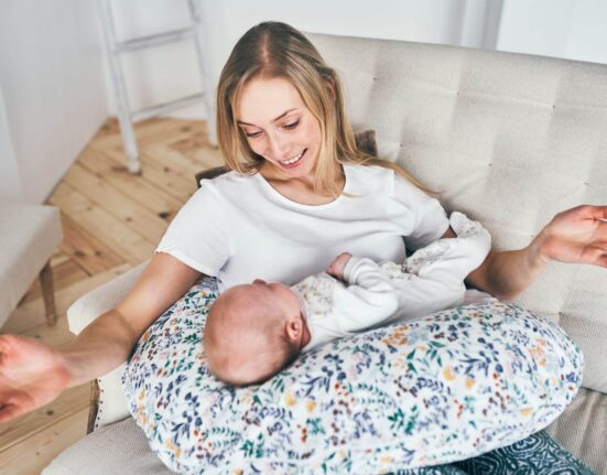 Baby und Mutter mit Stillkissen
