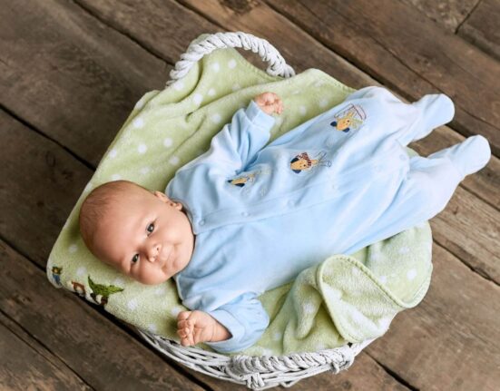 Baby mit Strampler