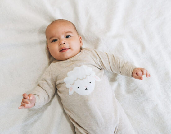 Baby mit Strampler