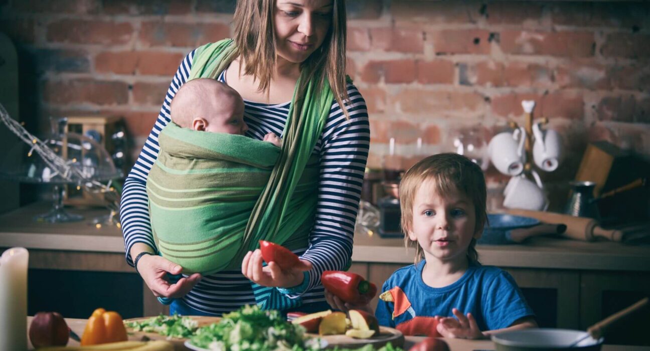 Mutter mit Kind und Baby im Tragetuch