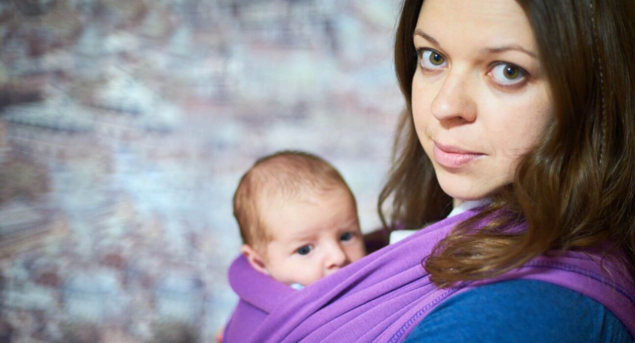 Mutter und ihr Baby im Tragetuch