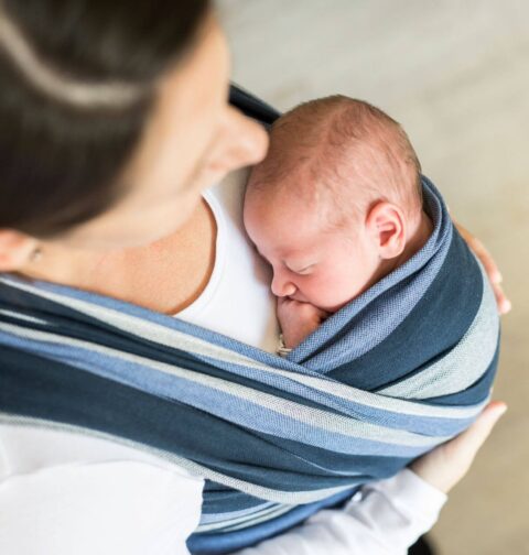 Mutter und Baby im Tragetuch