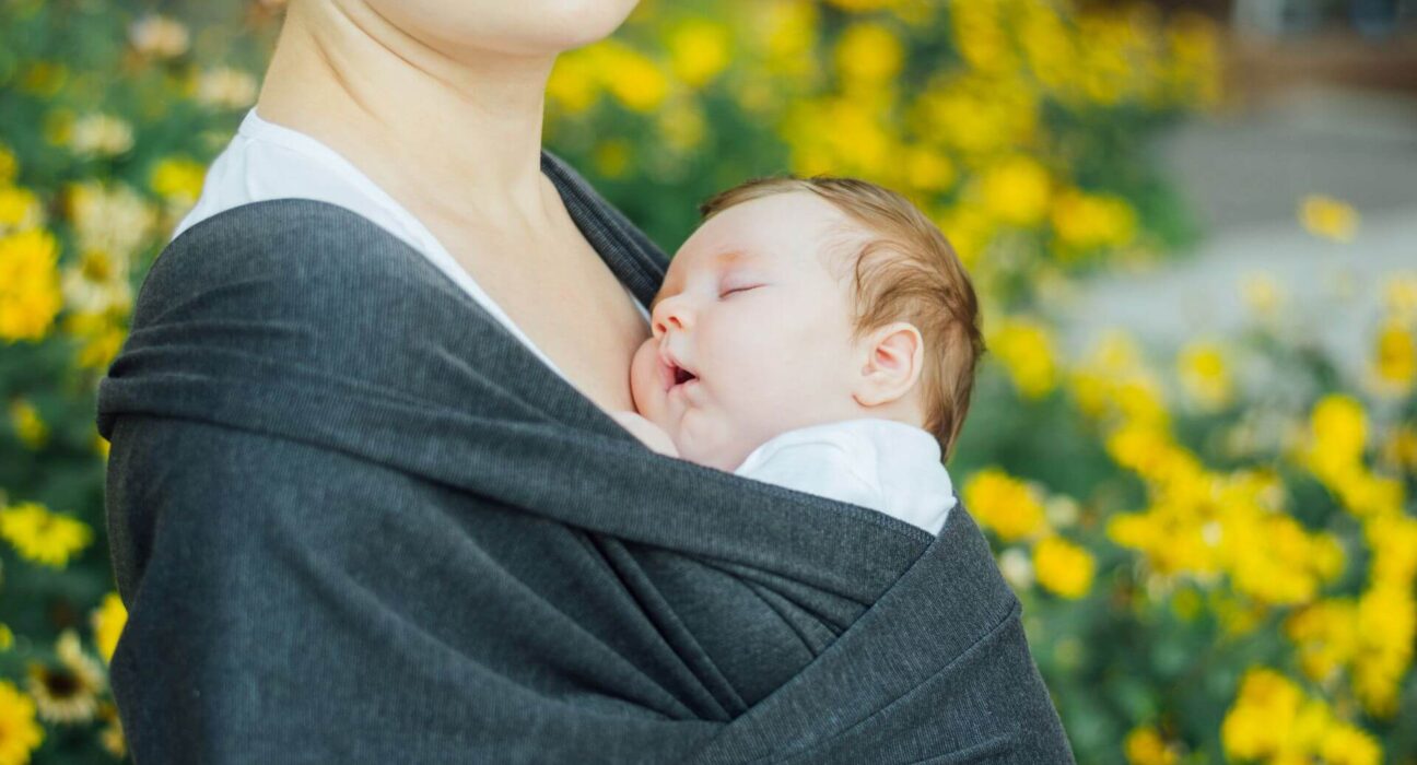 Mutter mit Baby im Tragetuch