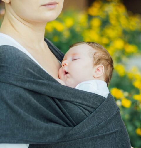 Mutter mit Baby im Tragetuch