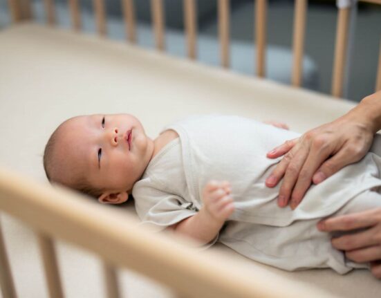 Baby mit Wickelbody