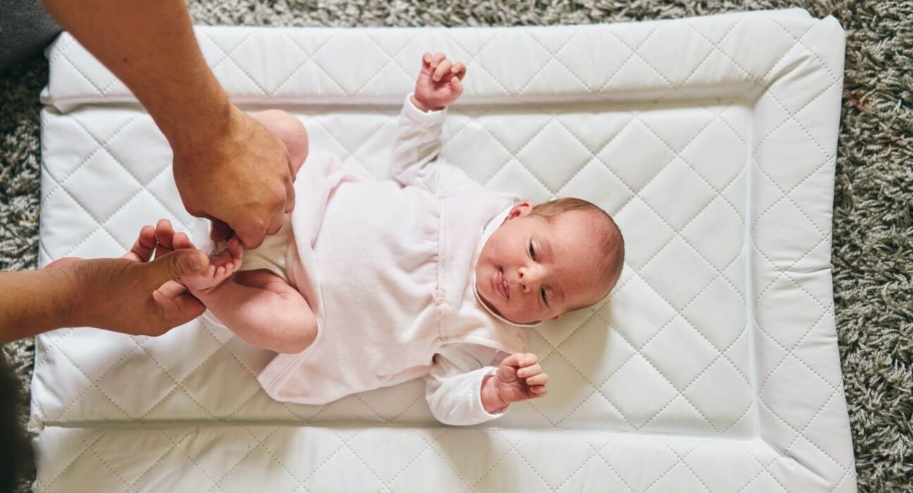 Baby auf Wickelunterlage