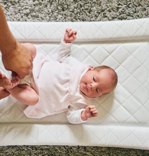 Baby auf Wickelunterlage