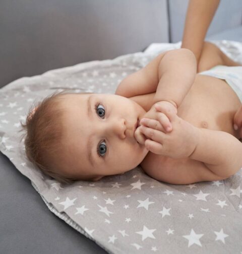 Baby auf Wickelunterlage
