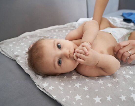 Baby auf Wickelunterlage